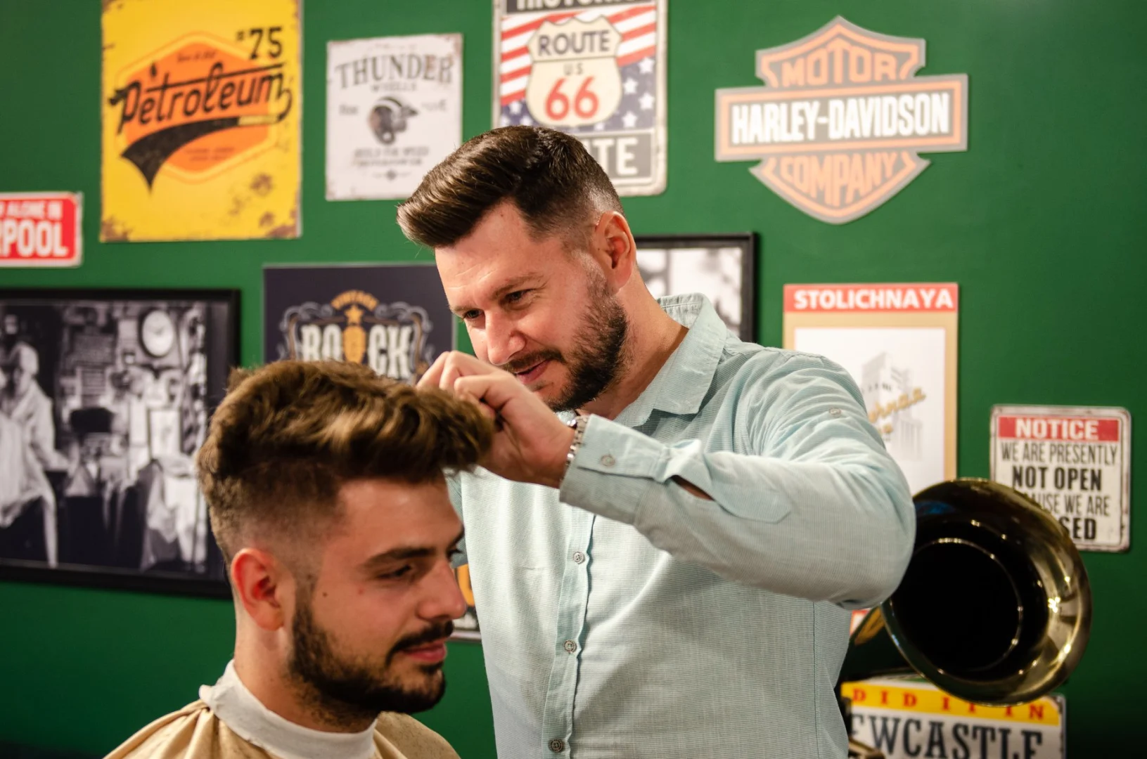 Frizer profesionist la lucru